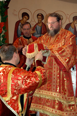 His Beatitude Jonah, Metropolitan of All America and Canada of the Orthodox Church in America (OCA), celebrated both the Divine Liturgy for the Feast of St. Herman and a memorial service commemorating the twenty-fifth anniversary of the falling asleep of former SVS dean Protopresbyter Alexander Schmemann on December 13, 2008 in the seminary chapel. 