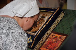 Myrrhstreaming Hawaii Iveron Icon of the Mother of God to be in New York City area